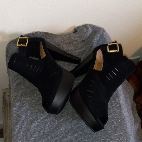 Heels - Picture 4 of 4